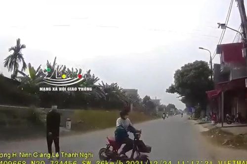 Clip: 'Đứng tim' cảnh nữ sinh chạy xe sang đường bị xe tải húc văng cả mét khiến nằm bất động