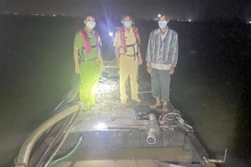 Tăng cường đấu tranh với 'cát tặc'