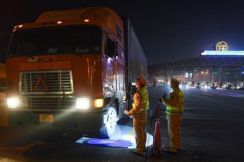 Bị gọi vào kiểm tra trọng tải, xe đầu kéo tăng ga tính bỏ chạy