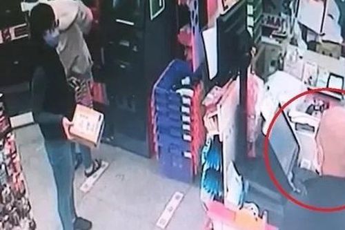 Tên cướp xông vào đe dọa 'Ta là cướp đây' nhưng lại ngoan ngoãn xếp hàng chờ tới lượt trước quầy thanh toán