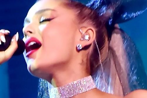 Làm dáng bằng choker nên biết