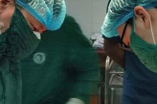 Máy bay quân sự đưa thầy thuốc ra đảo cứu sống sản phụ chửa ngoài tử cung nguy kịch