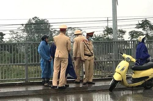 Mẹ đang mang thai chở theo con gái định nhảy cầu tự tử