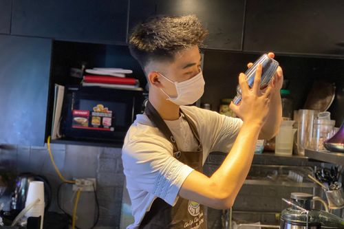Nhân viên quán cà phê, hàng ăn sợ mất Tết