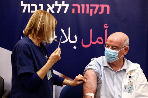 Quốc gia đầu tiên tiêm mũi vaccine Covid-19 thứ 4 cho dân