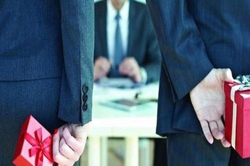 Chuyện quà tết và sự gương mẫu của cán bộ, đảng viên