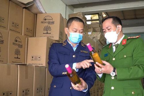 Bắt hơn 10.000 chai nước giải khát dấm táo giả chuẩn bị đi tiêu thụ