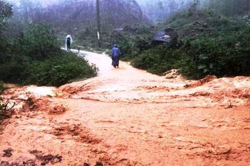 Mưa lớn chưa từng thấy cuối năm, TT-Huế di dời khẩn cấp nhiều hộ dân