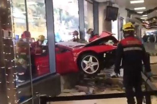 Cụ ông 82 tuổi lái siêu xe Ferrari 'cắm đầu' vào cửa trung tâm thương mại