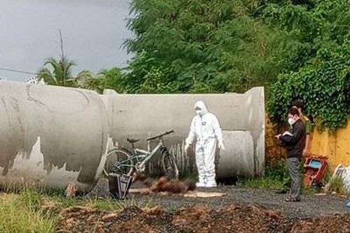 Phát hiện thi thể cháy đen bên trong ống cống ven đường
