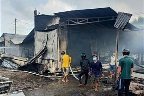 Xe chở dầu bất ngờ bốc cháy, 4 căn nhà bị thiêu rụi hoàn toàn