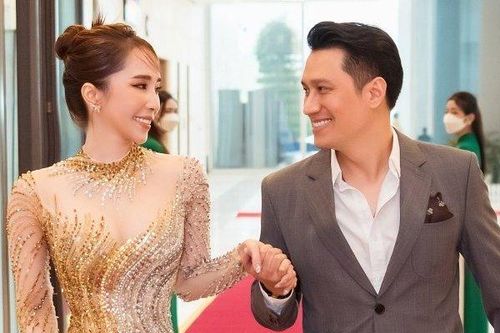 Phủ nhận không yêu nhưng Quỳnh Nga vẫn quấn quýt Việt Anh trên thảm đỏ