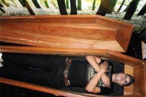 18 năm uống máu và ngủ trong quan tài, người đàn ông khao khát trở thành ma cà rồng