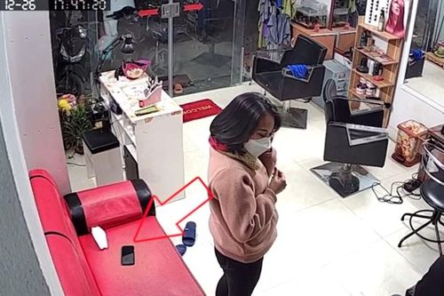 Clip: Ngán ngẩm gái xinh đến làm đẹp rồi 'tiện tay' 'thó' luôn điện thoại của chủ tiệm