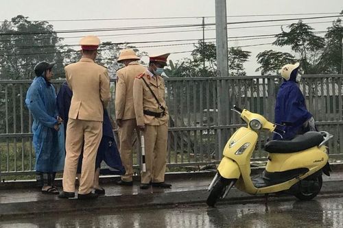 Mẹ đang mang thai chở con gái 13 tuổi ra cầu để tự tử