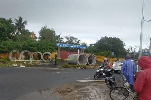 Tá hỏa phát hiện thi thể người đàn ông cháy đen trong ống cống bê tông