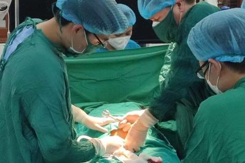 Huy động trực thăng ra đảo cứu sản phụ vỡ thai ngoài tử cung