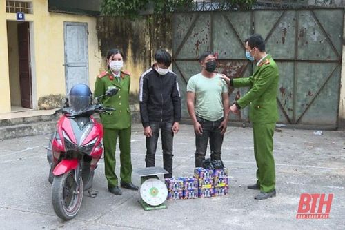 Bắt 2 đối tượng vận chuyển pháo nổ trái phép