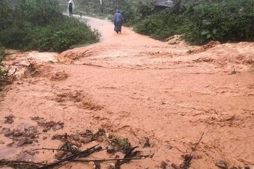 Sạt lở núi Phú Gia, di dời khẩn cấp 14 hộ dân