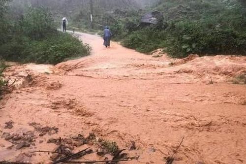 Mưa lớn, sạt lở, di dời khẩn 14 hộ dân đến nơi an toàn