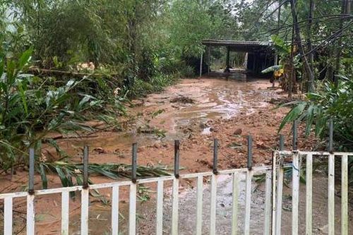 Thừa Thiên Huế: Mưa lớn, đất đá ào ào đổ về theo dòng lũ, di dời khẩn cấp 14 hộ dân