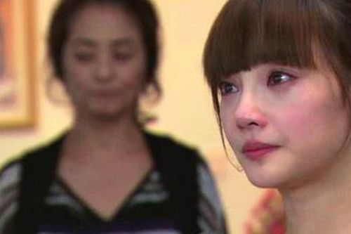 Bố mẹ chồng mua nhà để tên con dâu, chưa kịp mừng thì phát hiện bí mật động trời phía sau