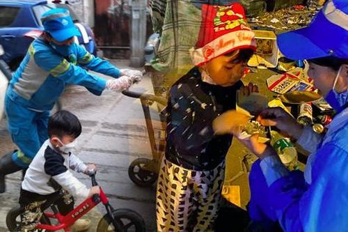 Hà Nội 23h đêm, bé trai 2 tuổi vẫn lang thang cùng mẹ lao công đi gom rác: 'Cực chẳng đã, tôi mới phải đưa theo con đi làm cùng'