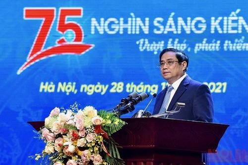 Thủ tướng dự Chương trình tôn vinh '75 nghìn sáng kiến, vượt khó, phát triển'