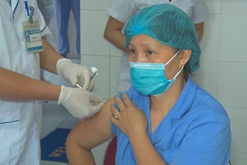 Hà Nam khẩn trương tiêm vaccine phòng Covid-19 mũi 3 cho người dân