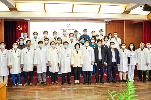 Bệnh viện Bạch Mai cử cán bộ y tế trực tiếp hỗ trợ khu thu dung, điều trị quận Đống Đa