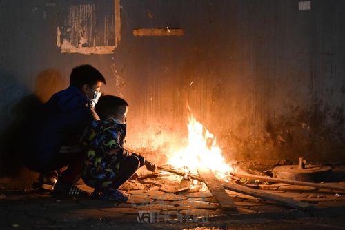 Hà Nội lạnh dưới 12 độ C, người dân đốt lửa trên vỉa hè sưởi ấm