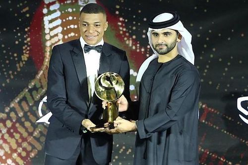 Mbappe cho 'thần tượng' Ronaldo và đồng đội Messi… 'hít khói'