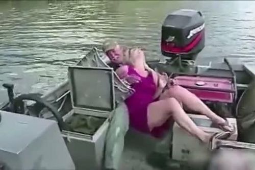 Clip: Tai nạn nghề nghiệp nhớ đời của phóng viên