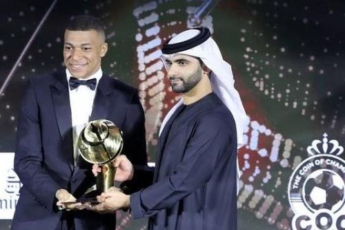 Vượt Messi, Ronaldo, Kylian Mbappe giành danh hiệu Quả bóng vàng Dubai 2021