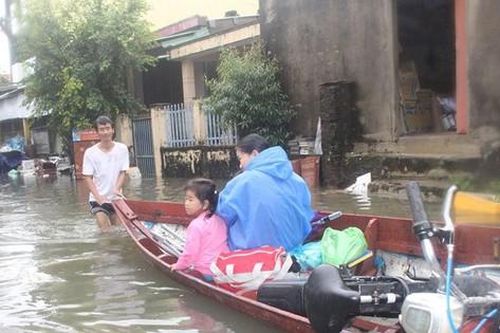 Người dân Quảng Nam dùng ghe bơi trên đường về nhà vì trận lụt bất thường cuối năm