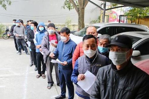 Người dân xếp hàng làm thủ tục đổi biển vàng trước ngày 'hết hạn'