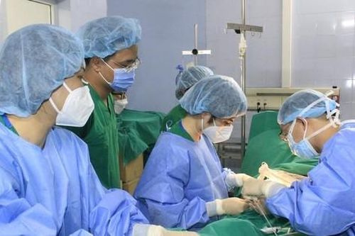 Người cha cắt một phần gan, cứu con gái liên tục nôn ra máu