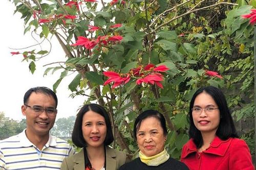 Tuổi 73, mẹ tôi thích làm đẹp
