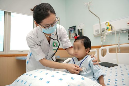 Người bố dùng một phần gan cứu sống cô con gái đầu lòng mới 2 tuổi