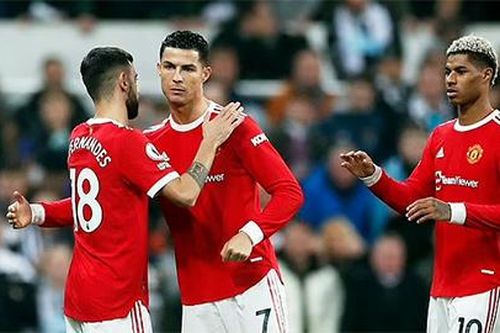Neville chê MU dưới tiêu chuẩn, nghi ngờ hệ thống 4-2-2-2 của Rangnick