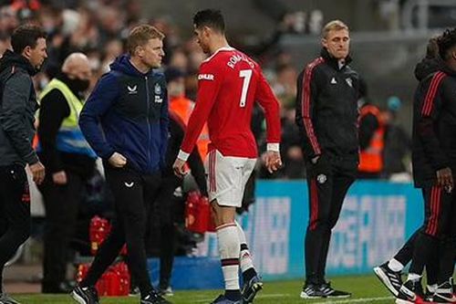 Neville chỉ trích thói 'bỏ vào đường hầm' của Ronaldo
