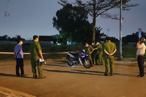 Bình Dương: Nam thanh niên gục chết cạnh chiếc xe máy tại khu đất trống