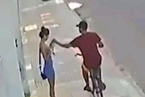'Quái xế' đi xe đạp giật điện thoại của cô gái đi đường, cái kết kịch tính khiến nhiều người hả hê