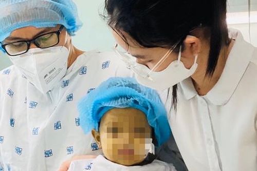 Bé gái 2 tuổi 'hồi sinh' nhờ một phần lá gan của cha