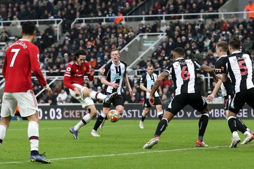 Cavani 'nổ súng', MU thoát thua trên sân Newcastle