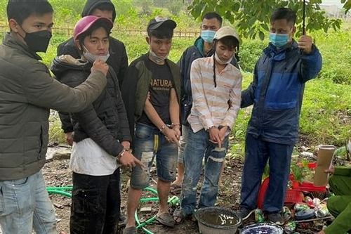 Đi xe máy vận chuyển gần 2.000 viên ma túy tổng hợp