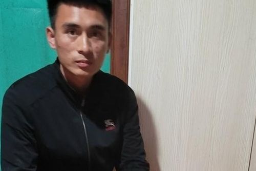Bán pháo nổ giữa sông Hồng