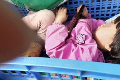 Hình ảnh ông bố shipper đưa con cùng mưu sinh ngày rét buốn khiến ai cũng nghẹn ngào