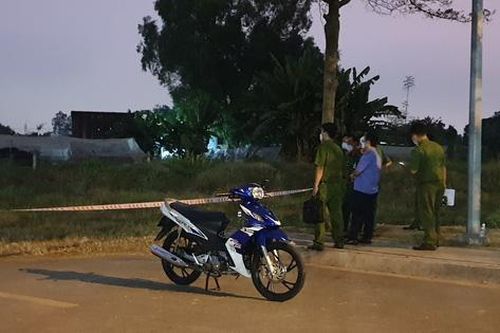 Nam thanh nằm chết bên cạnh chiếc xe máy tại bãi cỏ trong khu công nghiệp