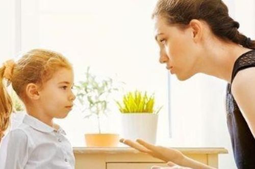 9 câu hàng ngày cha mẹ hay nói cho đã miệng nhưng lại mang tính sát thương cao, để lại 'di chứng' nặng nề cho con khi trưởng thành